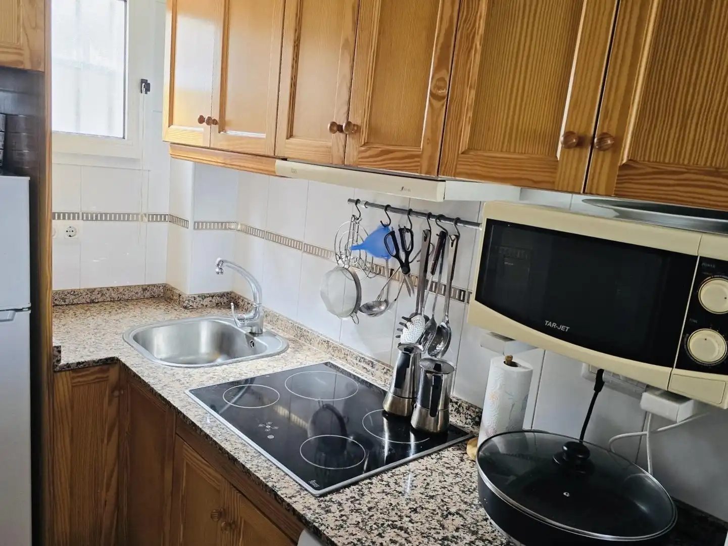 Küche von Wohnung zum Verkauf in Torrevieja mit Klimaanlage, Heizung und Privatgarten