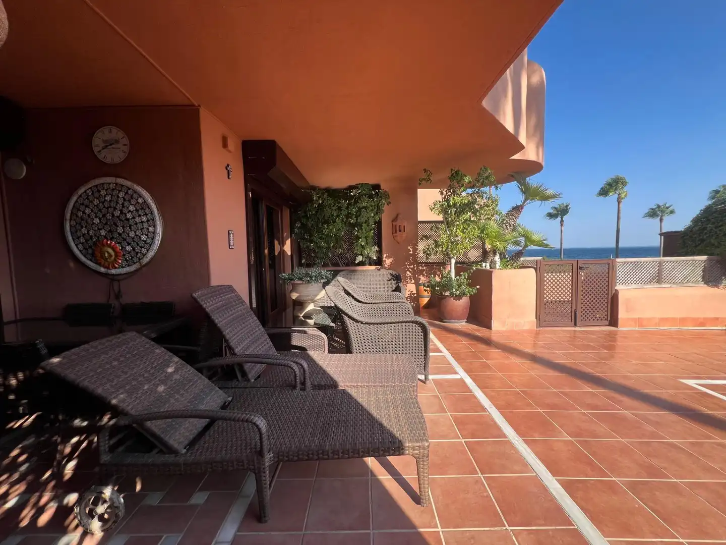 Terrasse von Wohnung zum Verkauf in Estepona mit Klimaanlage, Privatgarten und Terrasse