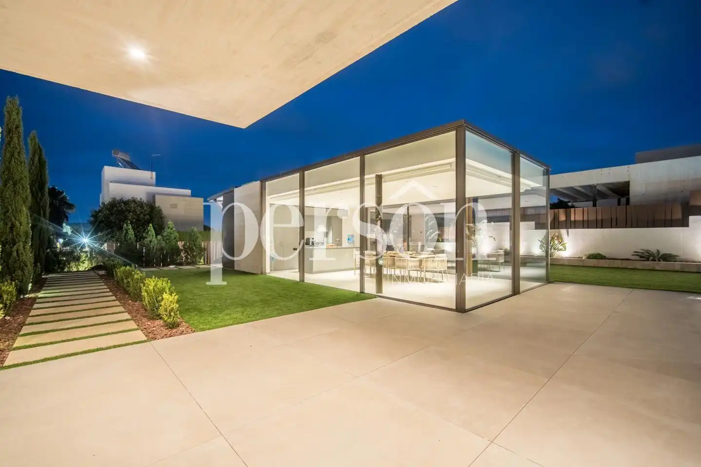 Vista exterior de Casa o xalet en venda en Godella amb Aire condicionat, Calefacció i Jardí privat
