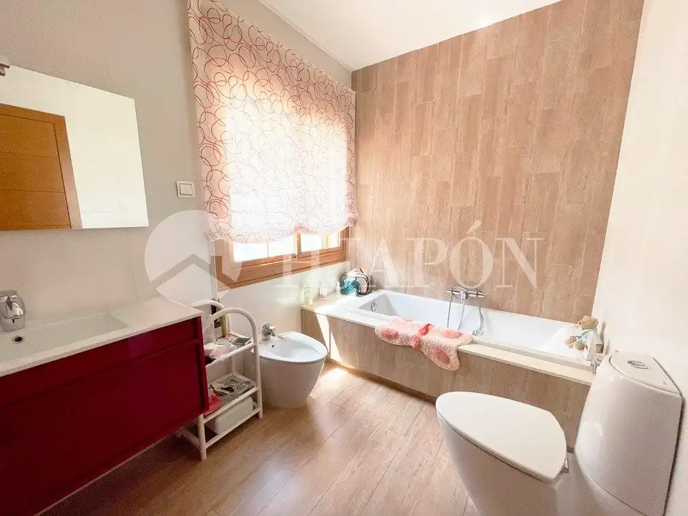 Bany de Casa o xalet en venda en Alella amb Jardí privat, Terrassa i Traster