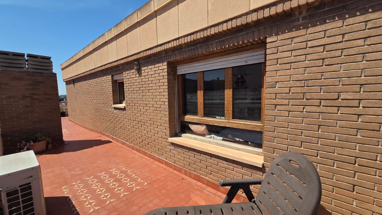 Vista exterior de Àtic en venda en Elda amb Aire condicionat, Terrassa i Balcó