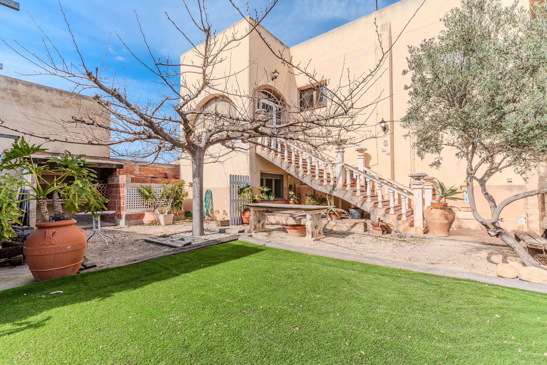 Vista exterior de Casa o xalet en venda en Deltebre amb Calefacció, Jardí privat i Terrassa
