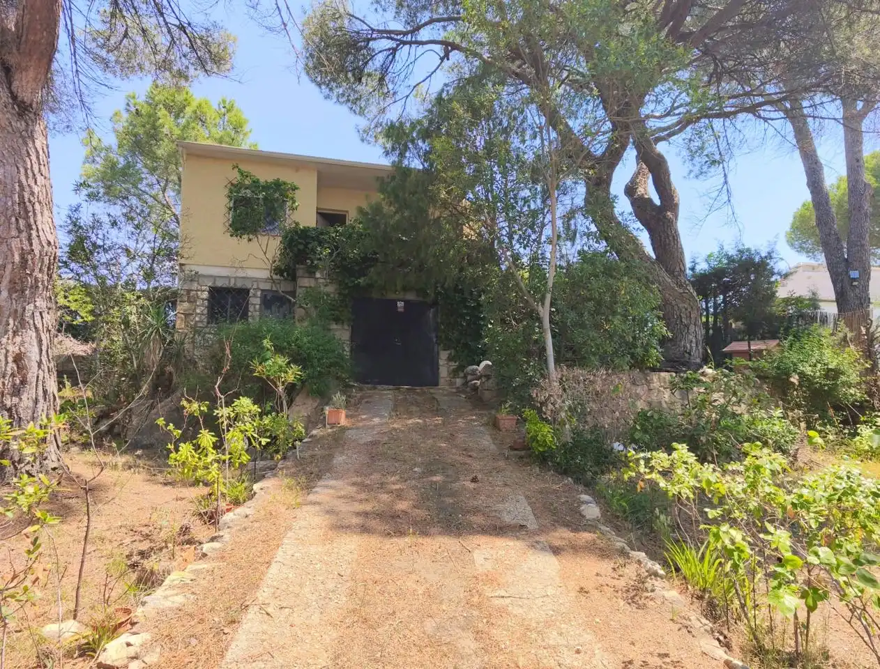 Vista exterior de Casa o xalet en venda en Villa del Prado amb Aire condicionat, Calefacció i Jardí privat
