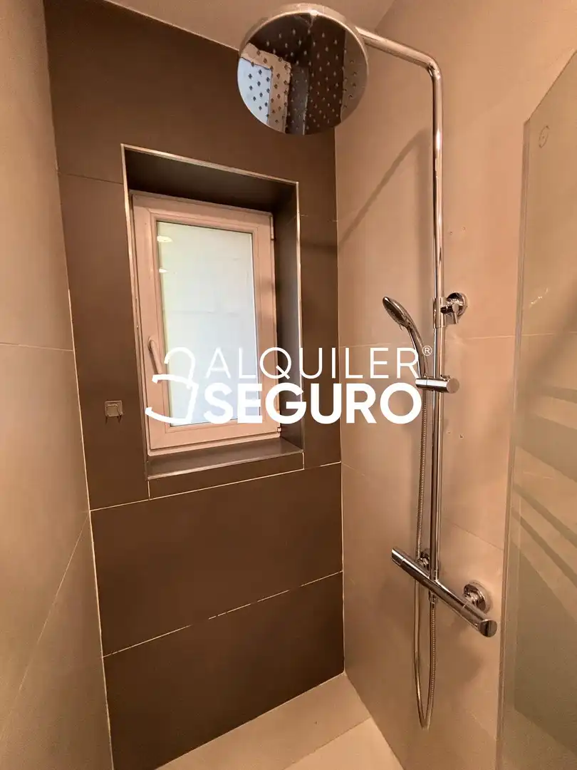 Badezimmer von Wohnung zur Miete in Madrid mit Klimaanlage, Heizung und Möbliert