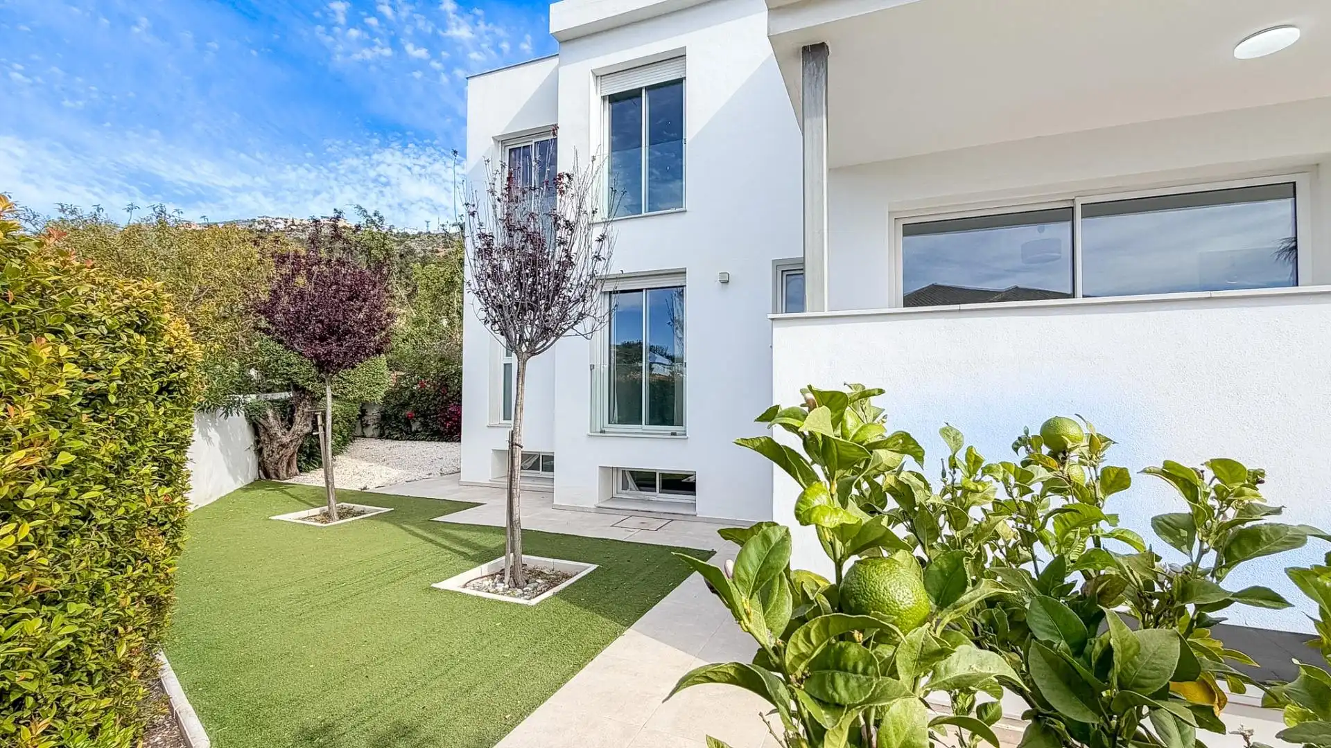 Vista exterior de Casa o xalet en venda en Benalmádena amb Aire condicionat, Jardí privat i Terrassa