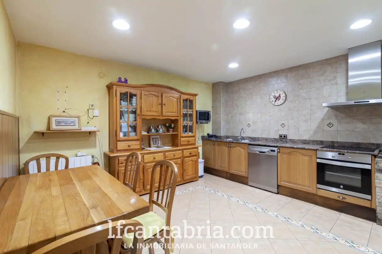 Cocina de Casa o chalet en venta en Santa Cruz de Bezana con Calefacción, Jardín privado y Trastero