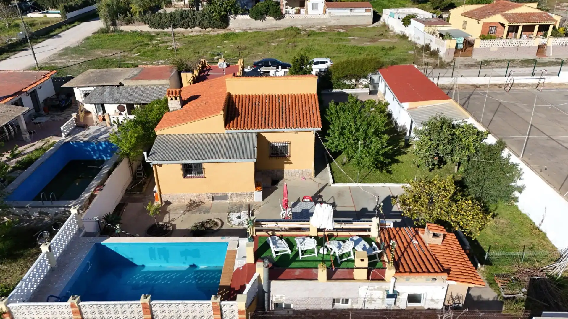 Vista exterior de Casa o xalet en venda en Llíria amb Aire condicionat, Jardí privat i Terrassa