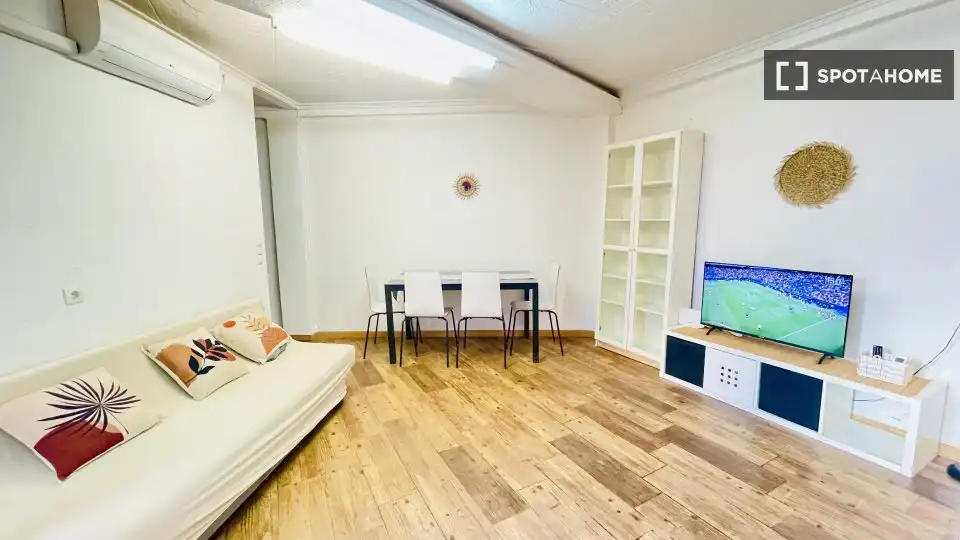 Flat for rent in Valencia  with Air Conditioner, Heating and Furnished