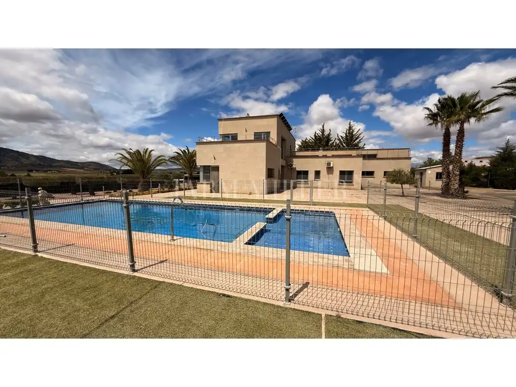 Piscina de Casa o xalet en venda en Yecla amb Aire condicionat, Calefacció i Jardí privat