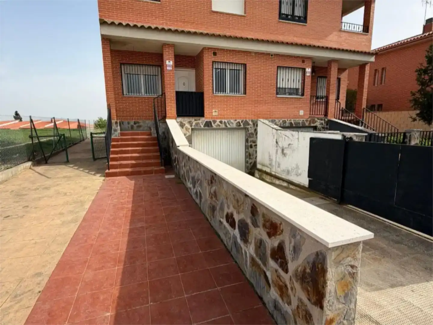 Vista exterior de Casa o xalet en venda en Cedillo del Condado amb Piscina i Balcó