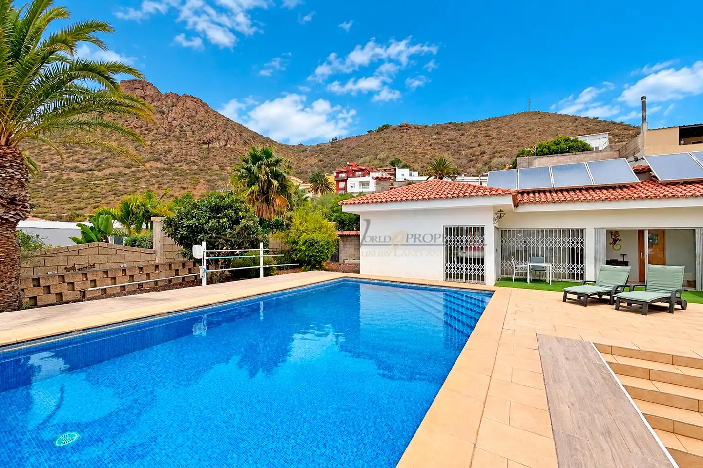 House with pool for sale in Calle la Florida