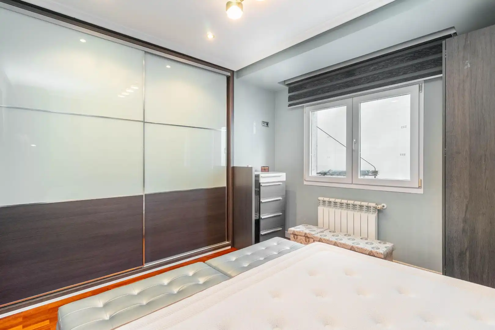 Dormitori de Pis en venda en Oviedo  amb Parquet, Moblat i Jacuzzi