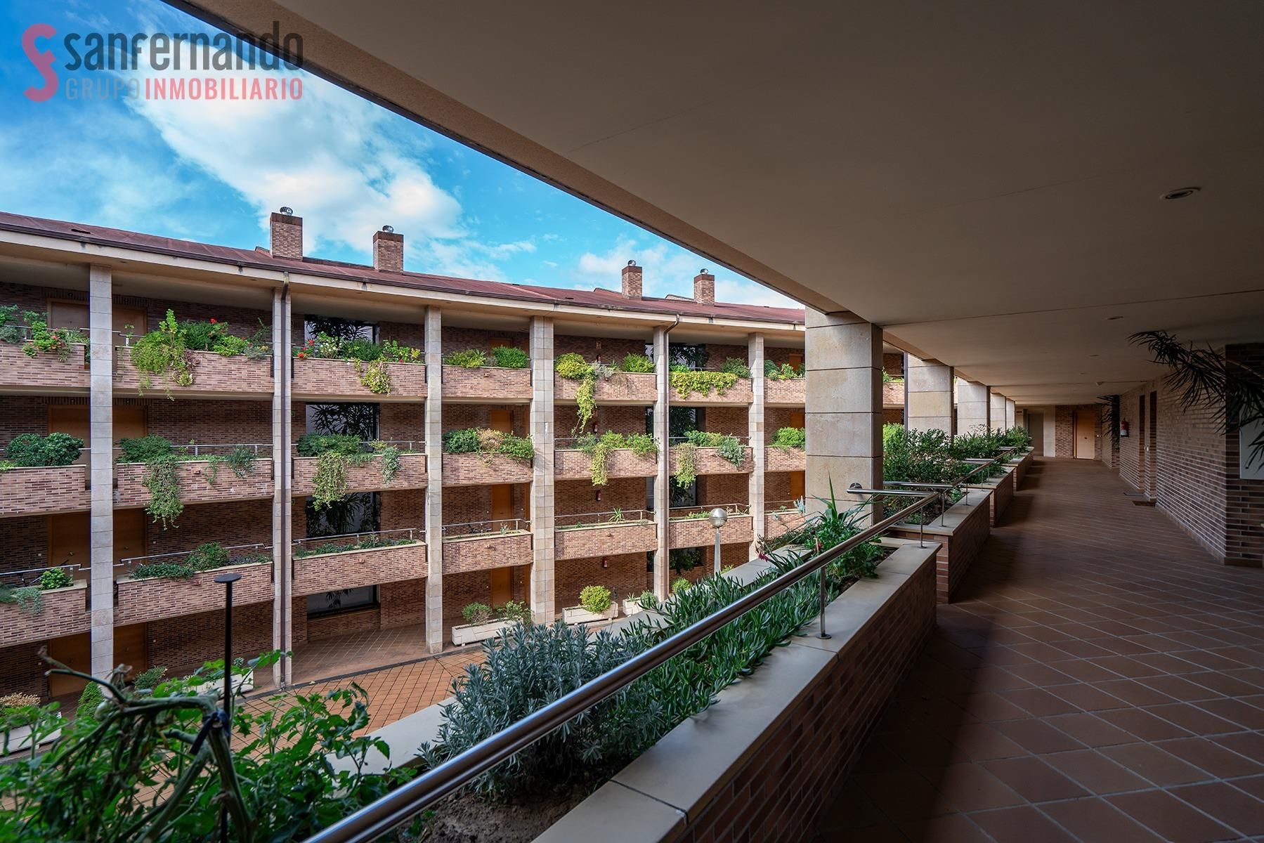 Vista exterior de Piso en venta en Los Corrales de Buelna  con Calefacción, Parquet y Terraza