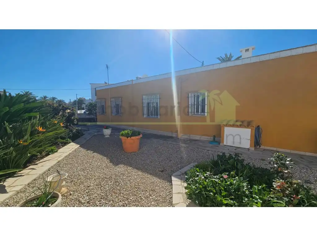 Vista exterior de Casa o xalet en venda en Vinaròs amb Aire condicionat, Calefacció i Jardí privat