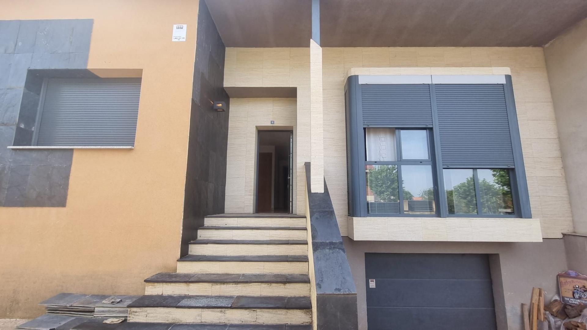 Vista exterior de Casa o xalet en venda en Batres amb Aire condicionat, Jardí privat i Moblat