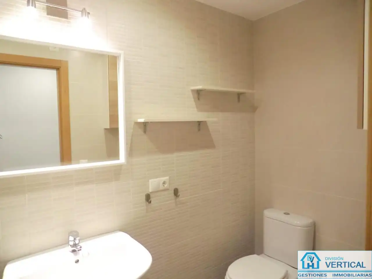 Bathroom of Flat for rent in Utiel  with Furnished