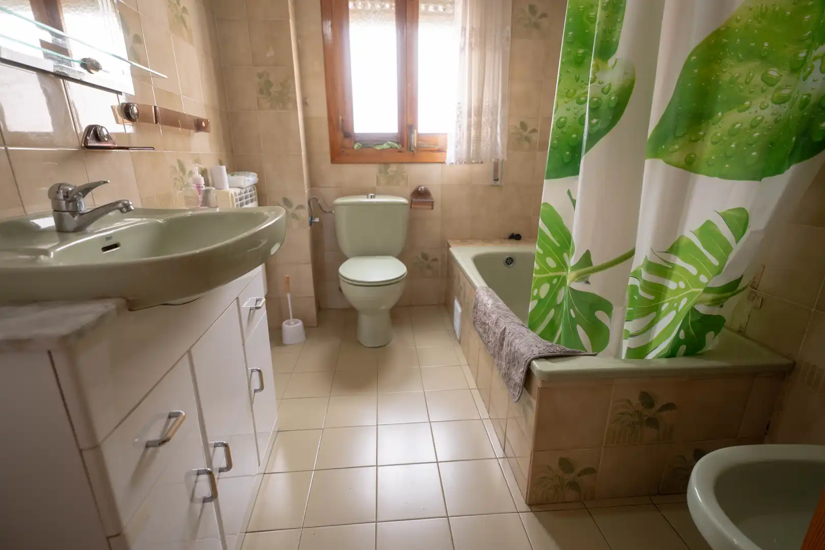 Badezimmer von Geschaftsraum zum Verkauf in Válor mit Terrasse und Möbliert