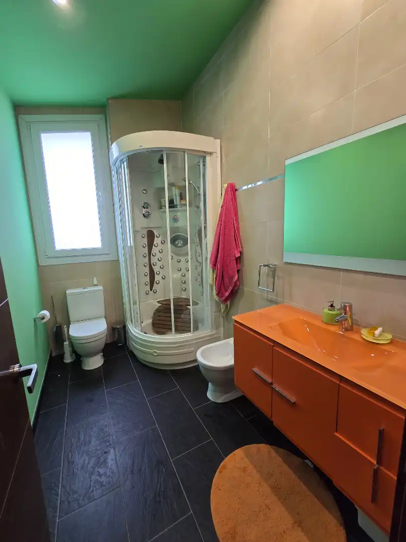 Badezimmer von Haus oder Chalet zum Verkauf in Bareyo mit Heizung, Privatgarten und Terrasse