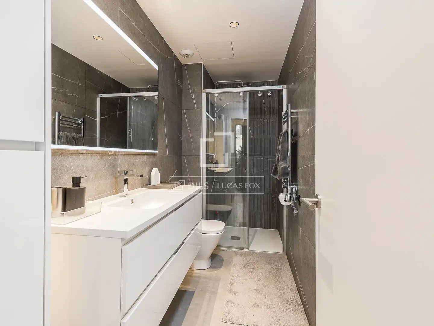 Bathroom of Attic for sale in Barcelona  with Air Conditioner, Heating and Parquet flooring
