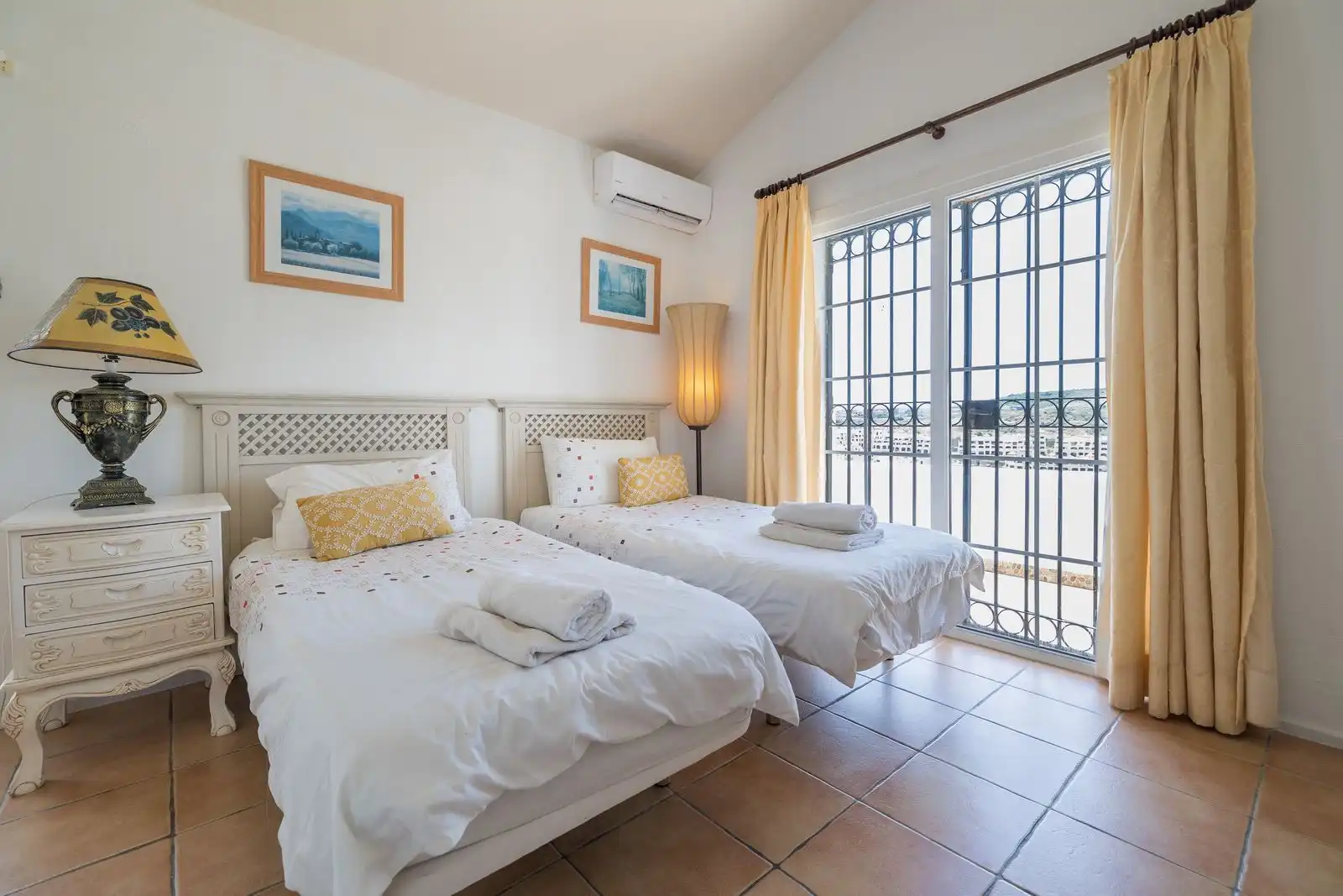 Dormitori de Casa adosada en venda en Estepona amb Aire condicionat, Terrassa i Traster