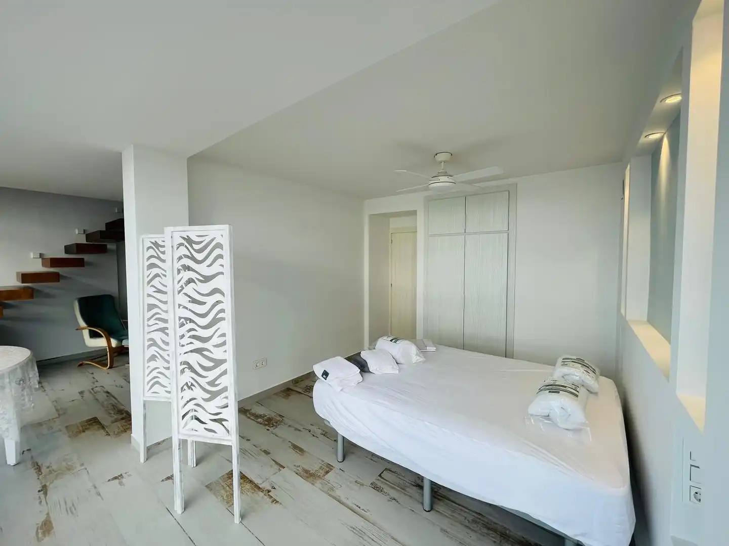 Dormitori de Apartament de lloguer en Torrevieja amb Calefacció, Terrassa i Piscina