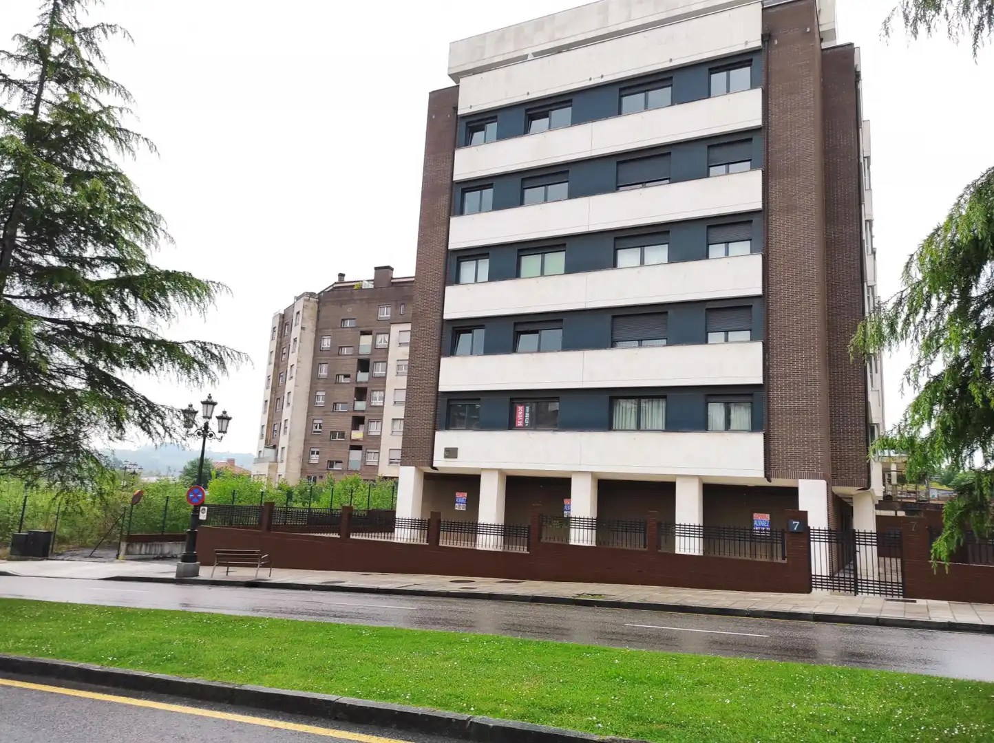 Vista exterior de Local en venta en Oviedo 