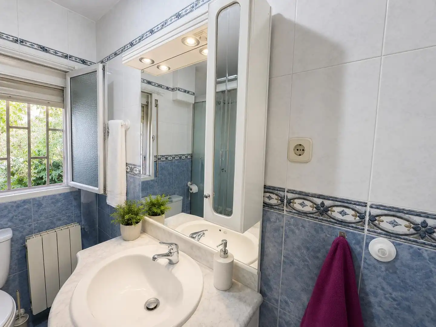 Bathroom of Flat for sale in Madrid  with Air Conditioner, Heating and Parquet flooring