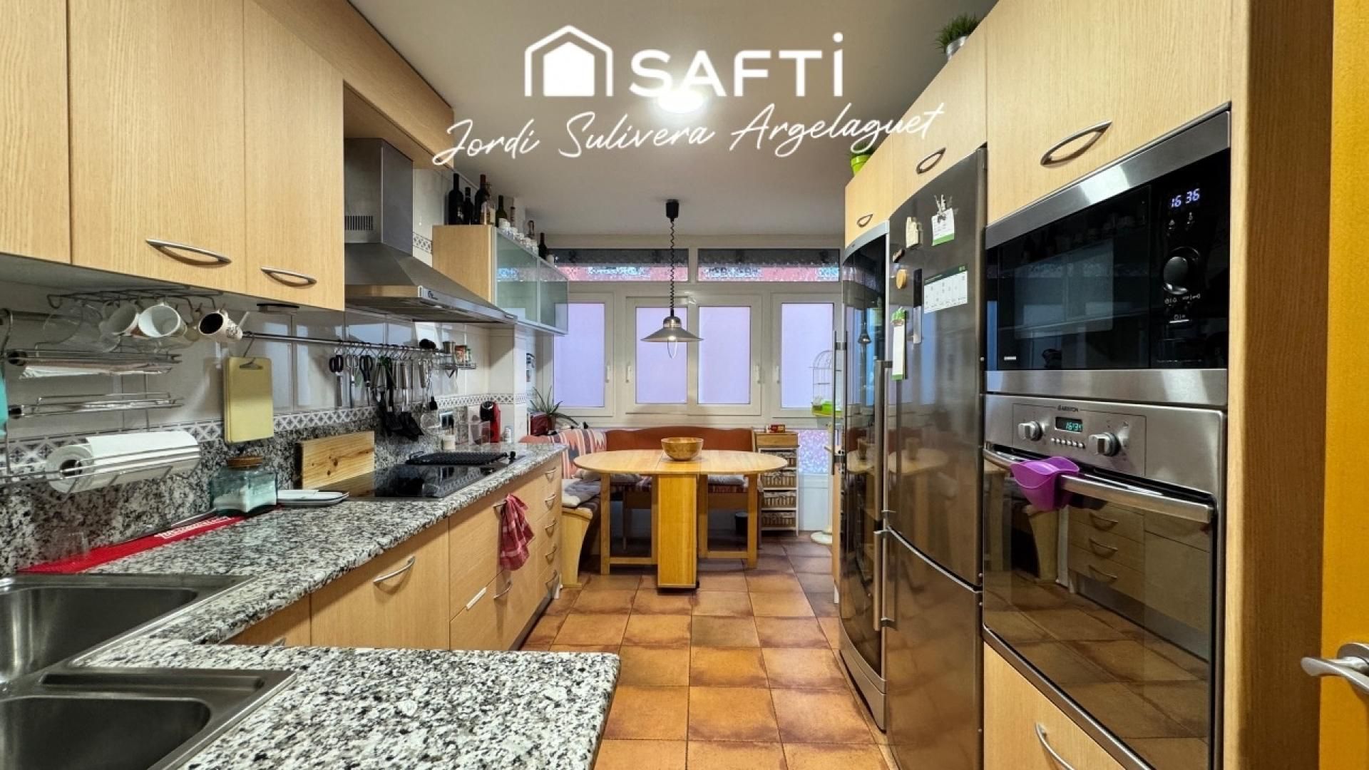 Cuina de Pis en venda en Girona Capital amb Aire condicionat i Balcó