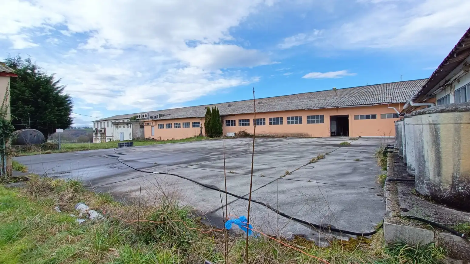 Außenansicht von Fabrikhallen zum Verkauf in Tineo