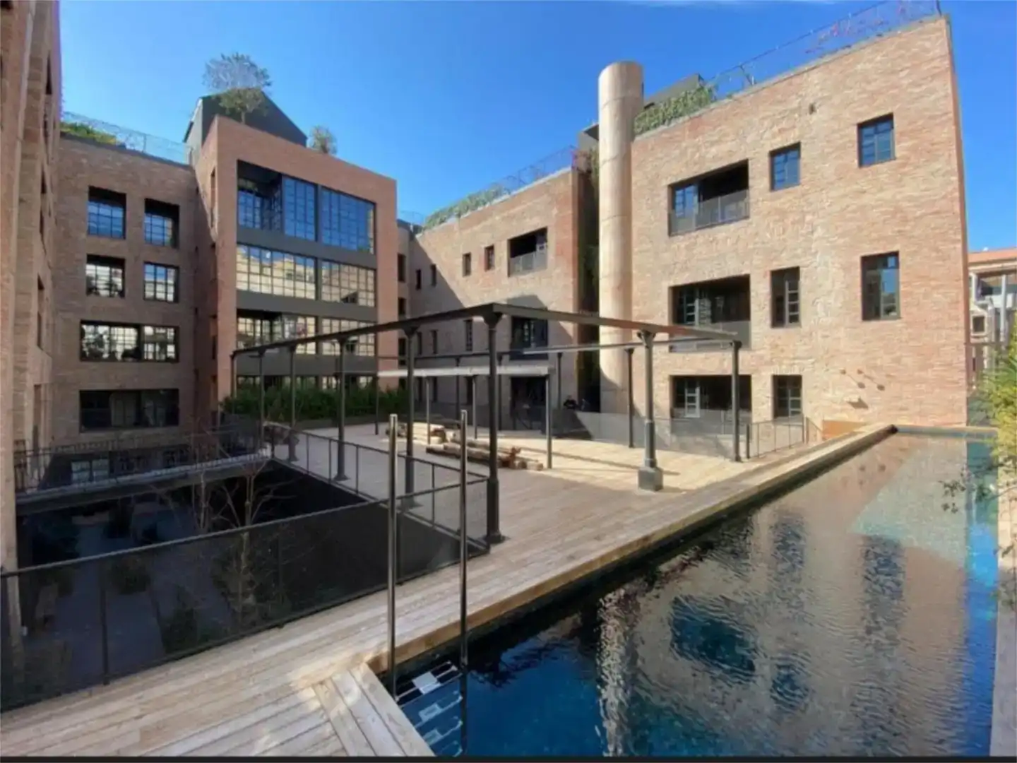 Außenansicht von Wohnung zur Miete in  Barcelona Capital mit Klimaanlage, Schwimmbad und Balkon