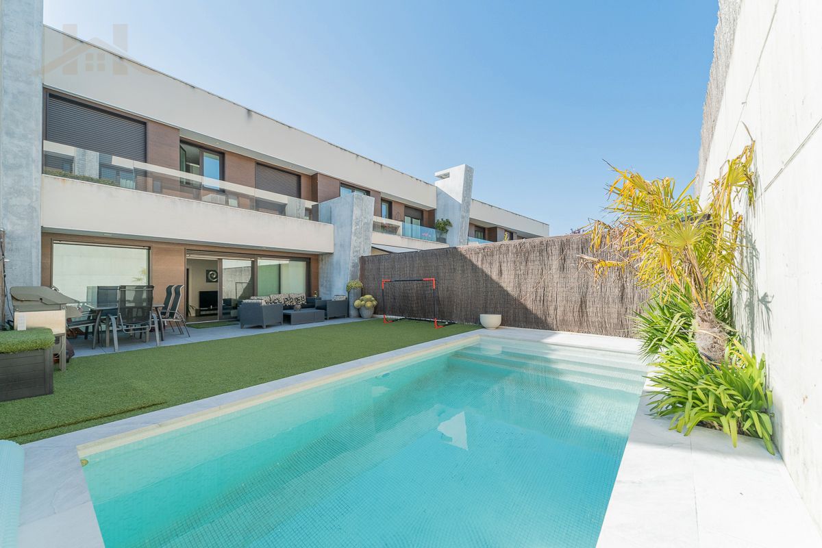 Swimming pool of Single-family semi-detached for sale in Boadilla del Monte  with Air Conditioner, Heating and Private garden