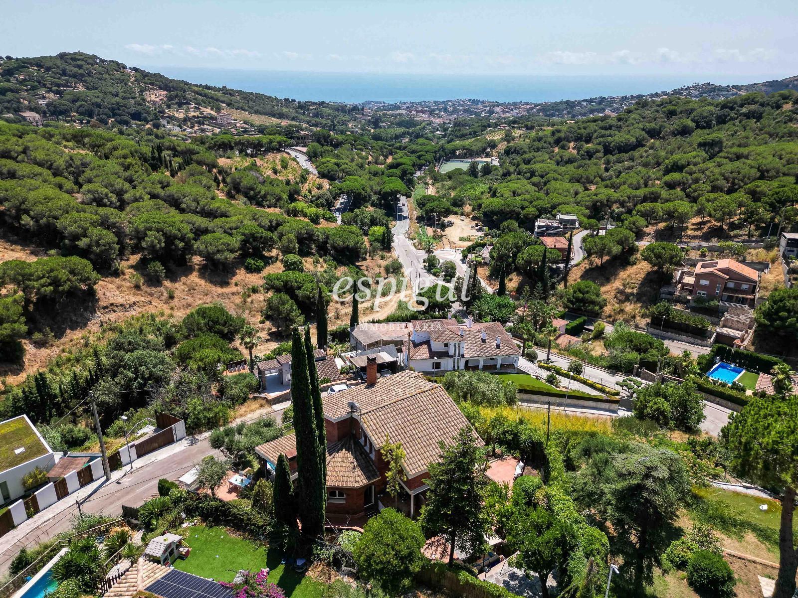 Vista exterior de Casa o xalet en venda en Alella amb Calefacció, Jardí privat i Terrassa