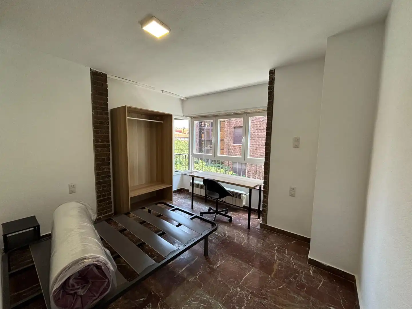 Habitación de Piso para compartir en Granada con Calefacción y Amueblado