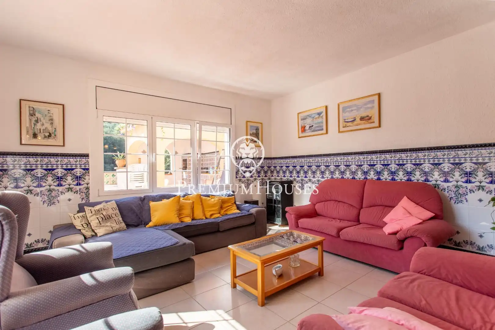 Sala d'estar de Casa o xalet en venda en Calella amb Aire condicionat, Calefacció i Jardí privat