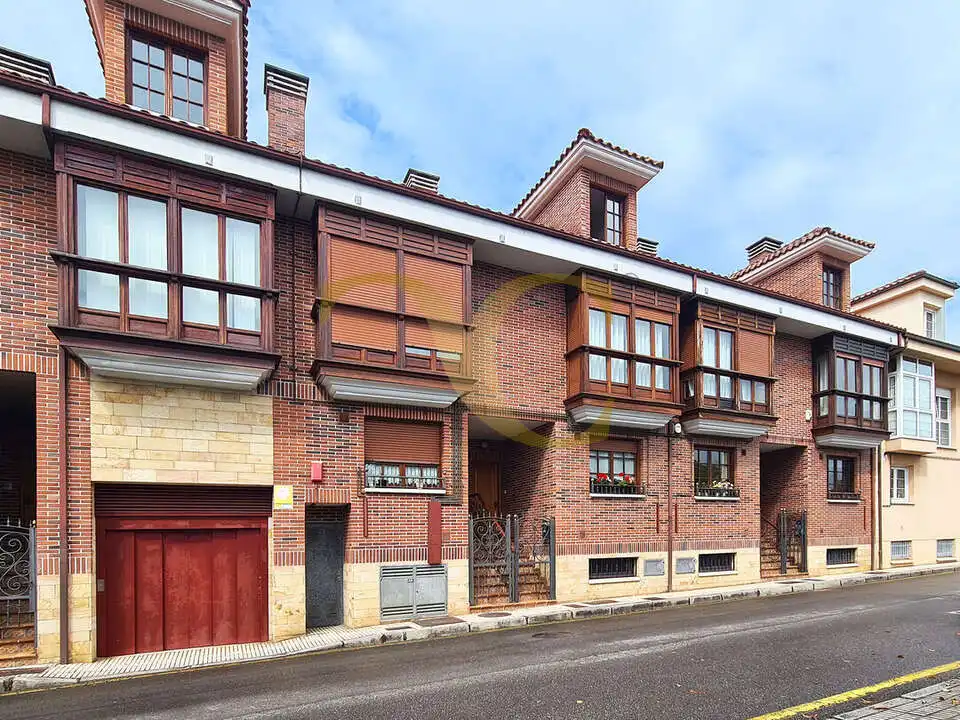 Vista exterior de Casa adosada en venda en Gijón  amb Calefacció i Traster