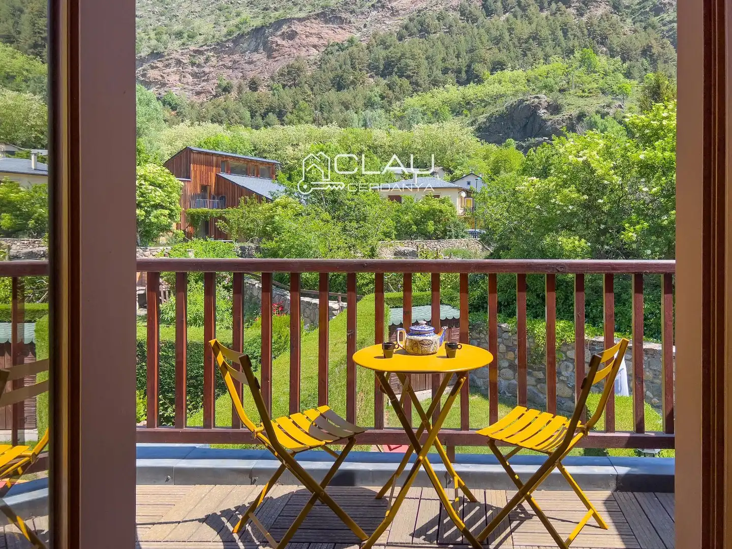 Terrasse von Einfamilien-Reihenhaus zur Miete in Latour - de - Carol mit Heizung, Privatgarten und Terrasse