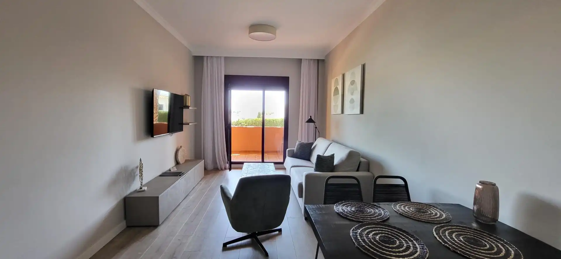 Sala d'estar de Apartament en venda en Benahavís amb Aire condicionat, Calefacció i Jardí privat