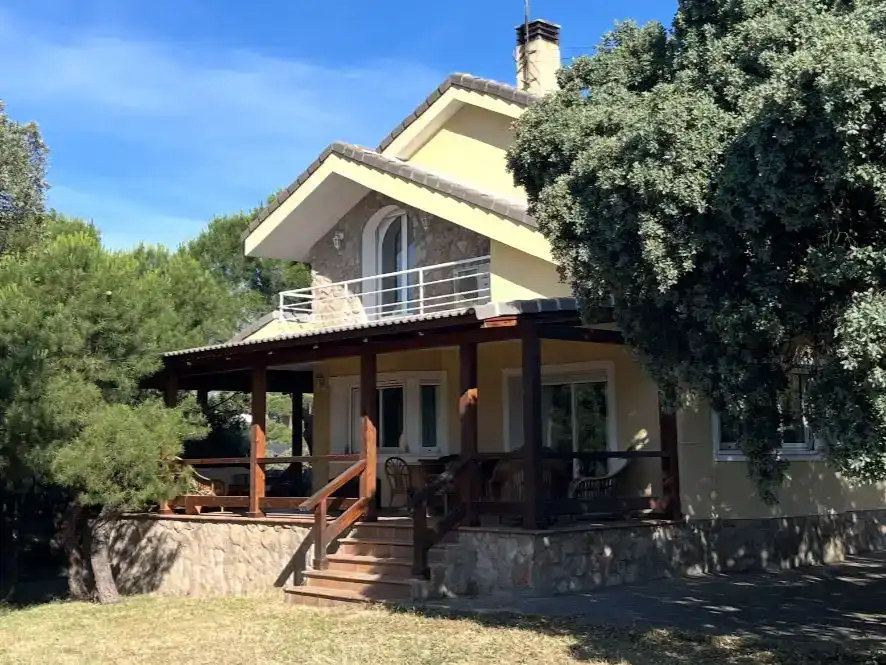 Vista exterior de Casa o xalet en venda en Galapagar amb Aire condicionat, Jardí privat i Traster