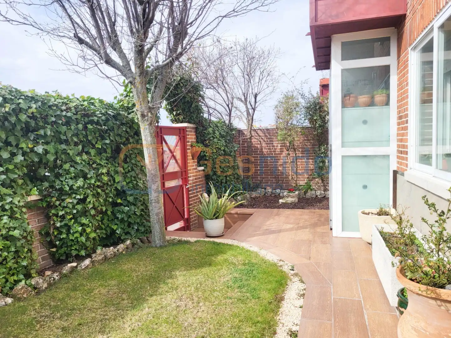 Jardín de Casa adosada en venta en Segovia con Calefacción, Parquet y Trastero