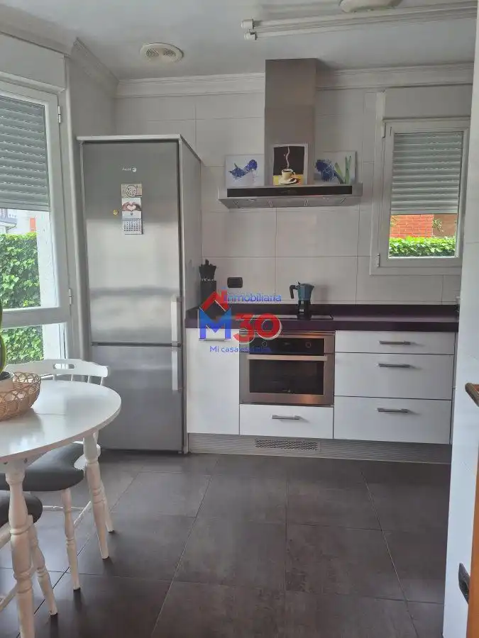 Cuina de Casa o xalet en venda en Miranda de Ebro amb Calefacció i Piscina