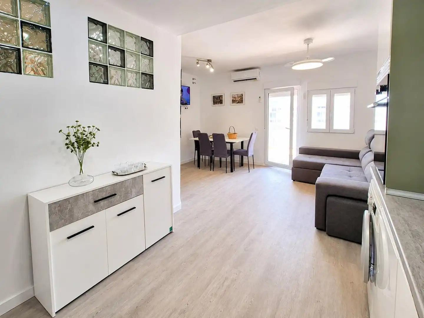 Sala d'estar de Àtic de lloguer en Almería amb Aire condicionat, Calefacció i Terrassa