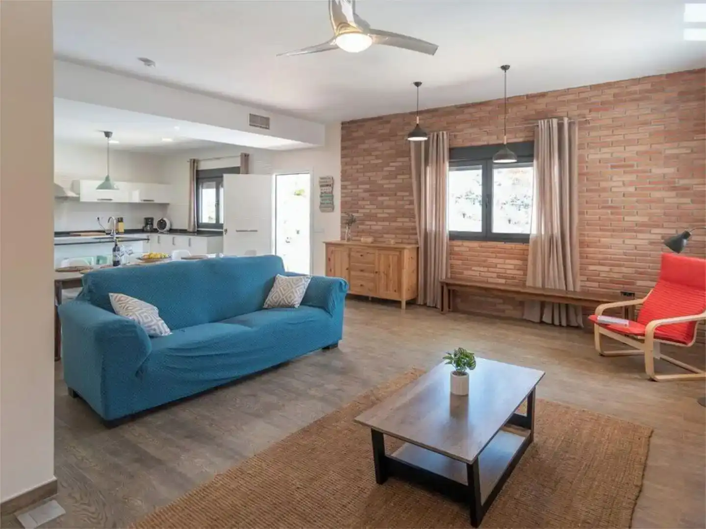 Sala de estar de Casa o chalet de alquiler en Arenas con Aire acondicionado, Jardín privado y Piscina