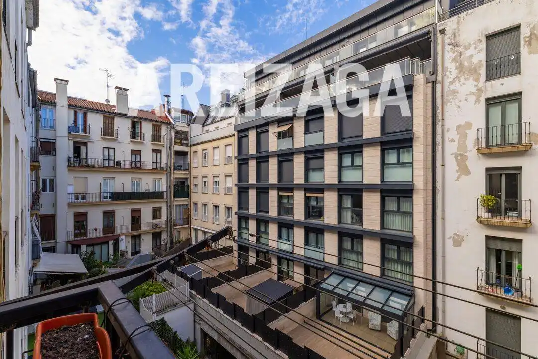 Vista exterior de Pis en venda en Donostia - San Sebastián  amb Calefacció i Balcó