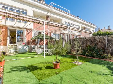 Adossat amb piscina en venda a Calle del Búho Real