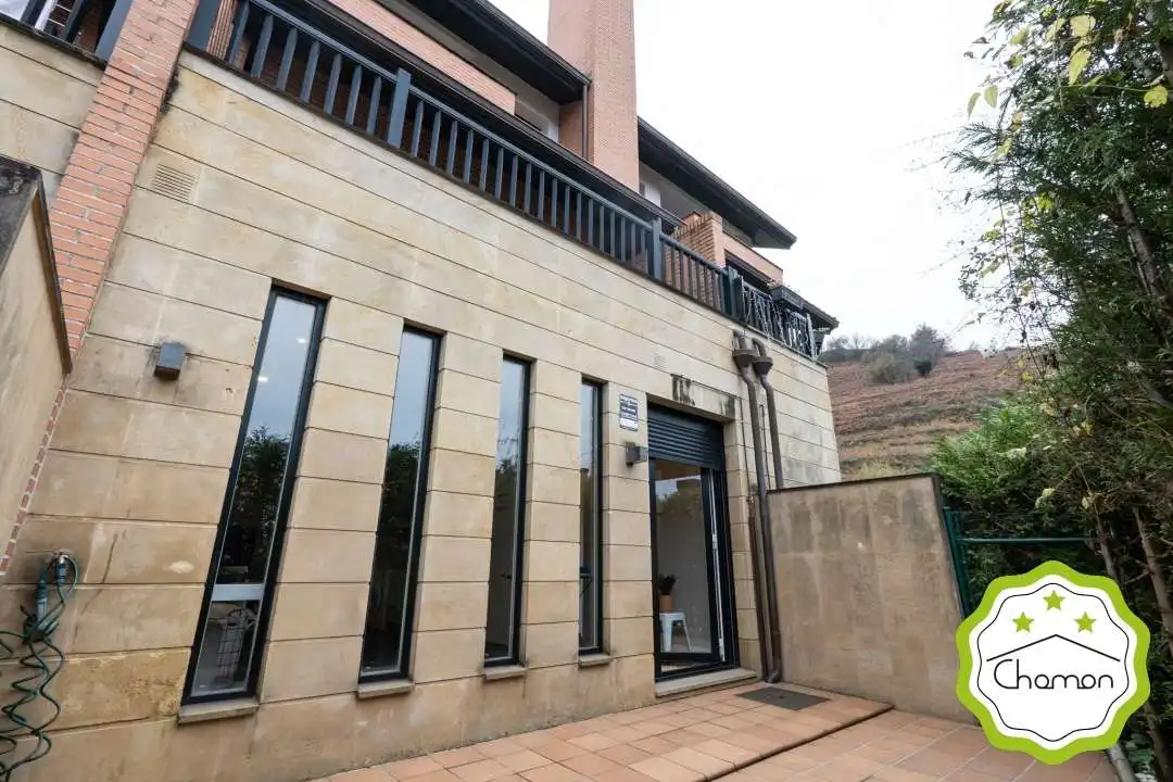 Vista exterior de Casa adosada en venta en Bilbao  con Calefacción, Jardín privado y Terraza