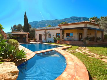 Maison rustique avec piscine à vendre à El Montgó