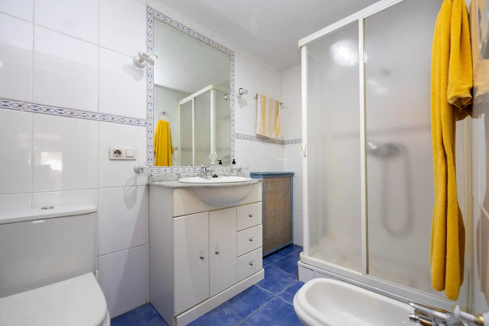 Bathroom of Flat for sale in Granada  with Air Conditioner, Terrace and Storage room