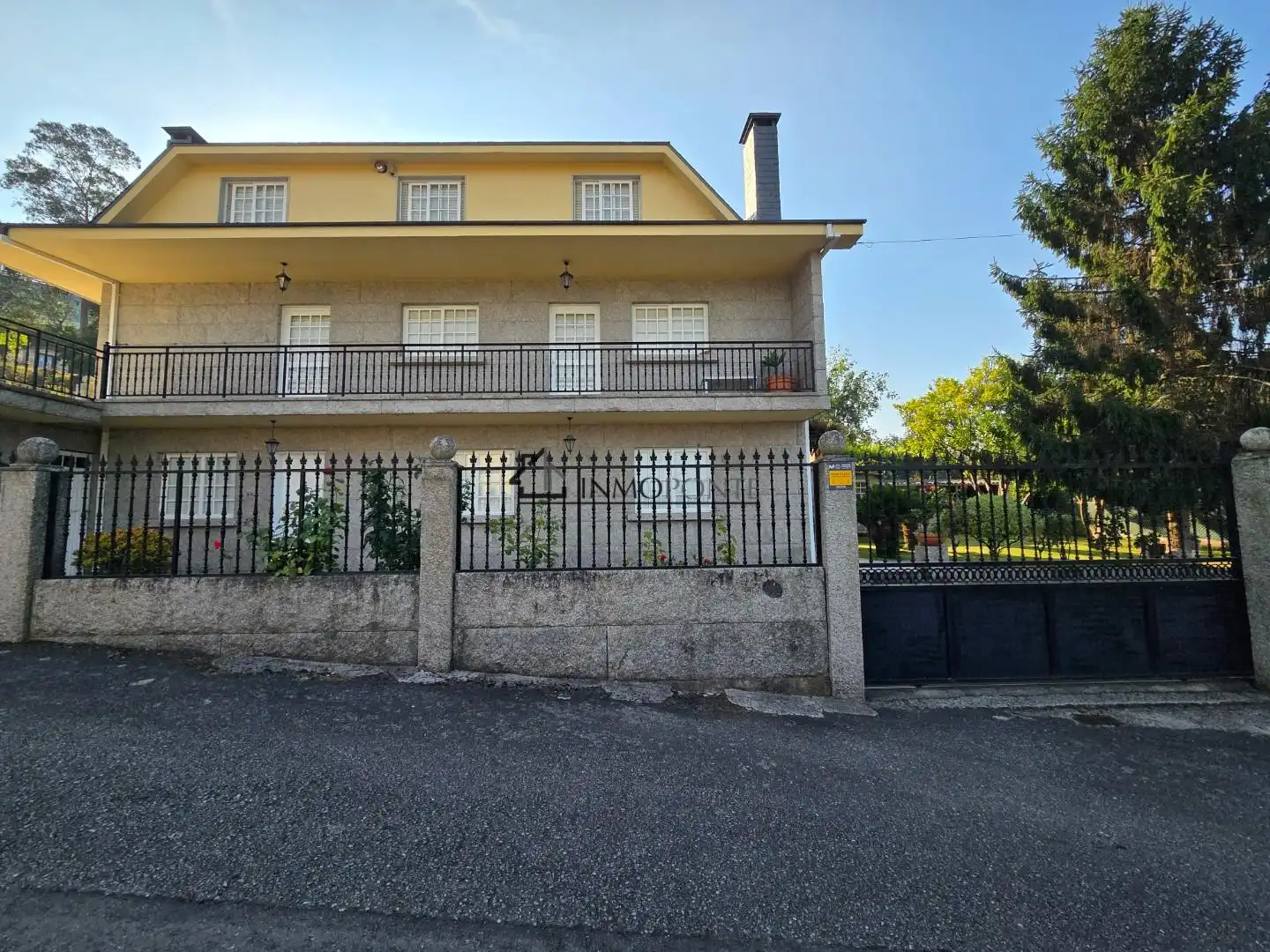 Vista exterior de Casa o xalet en venda en Pontevedra Capital  amb Calefacció, Jardí privat i Terrassa