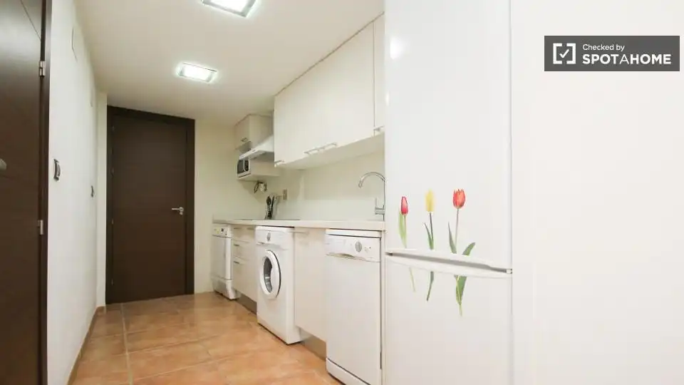Kitchen of Flat for share in Granada  with Air Conditioner, Heating and Furnished