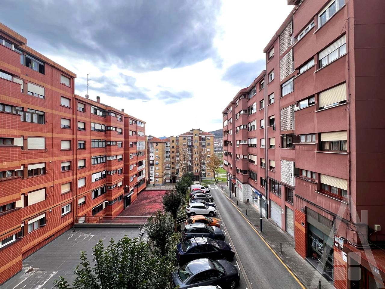 Vista exterior de Pis en venda en Etxebarri amb Parquet, Terrassa i Traster
